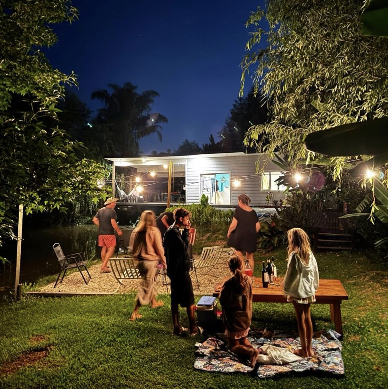 Encuentro nocturno en el jardín de Casa Maui