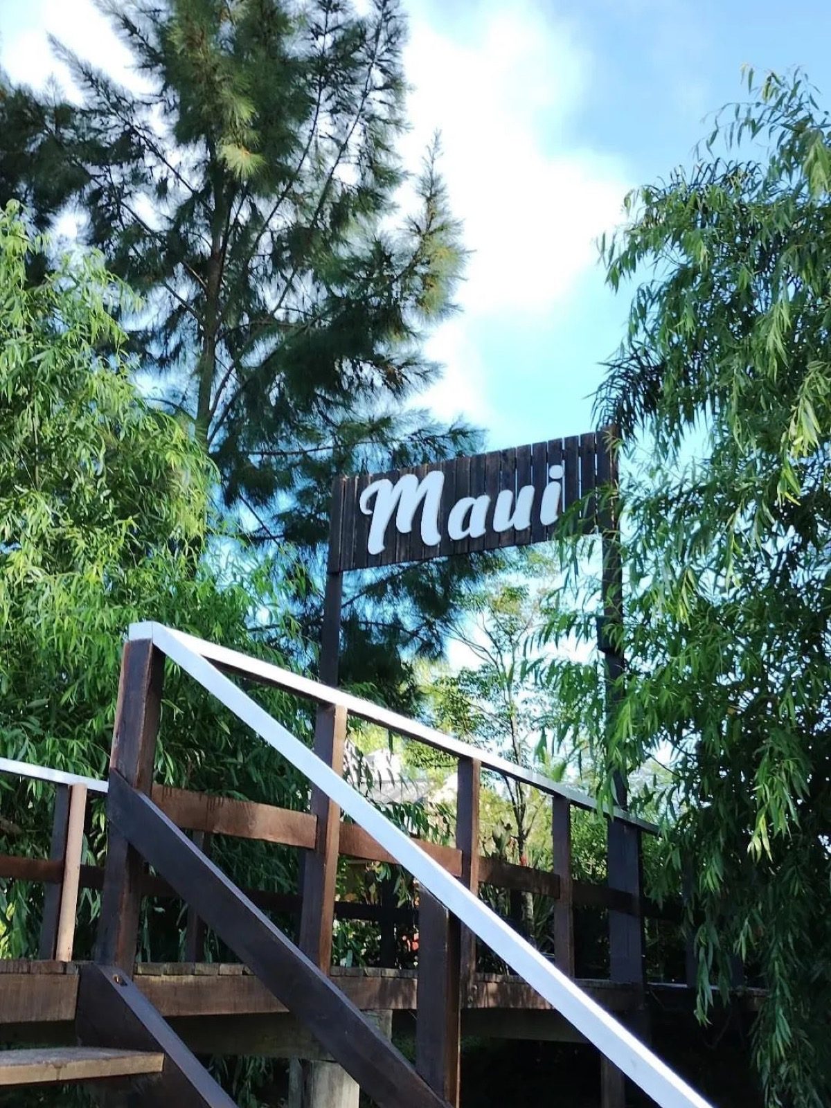 Acceso de madera con el cartel Maui