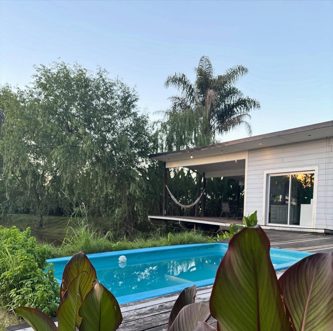 Casa Maui con pileta sobre el deck y vista a la laguna